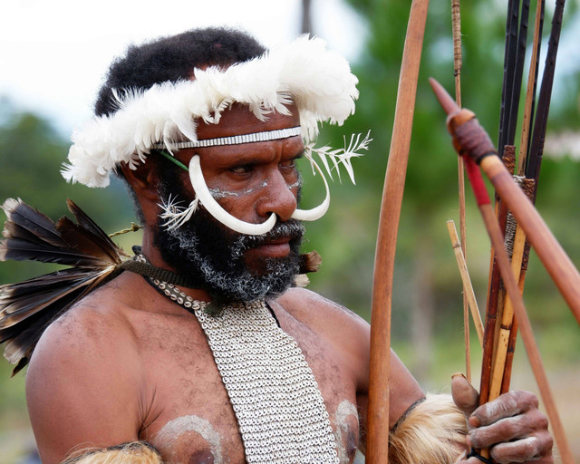 Masyarakat Adat Papua dengan busur dan anak panah di Wamena, Jayawijaya. Foto : Jiwa by Unsplash