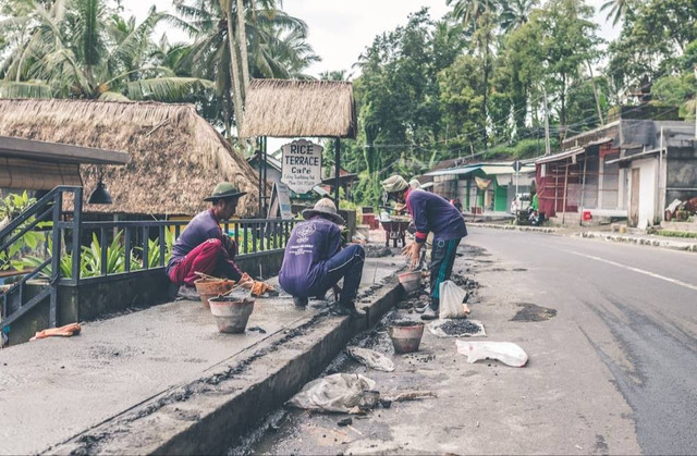 Ilustrasi Istilah Gotong Royong di Berbagai Daerah. Sumber Unsplash/Artem Beliaikin