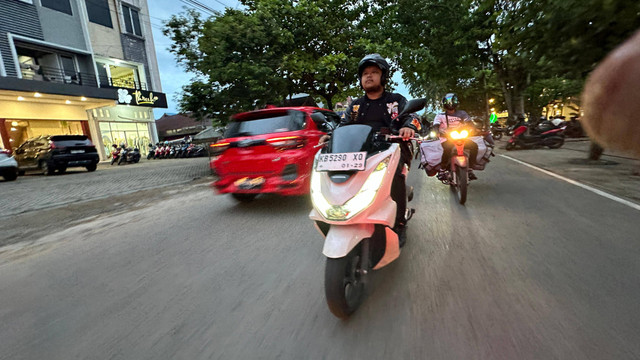 DJ Garwill dari Birah Foundation ikut jalan-jalan sore bersama Astra Motor Kalbar dengan Honda PCX 160. Foto: Dok Honda Kalbar