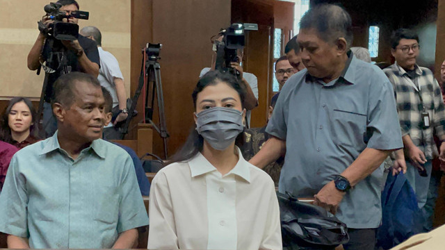 Putri eks Mentan Syahrul Yasin Limpo, Indira Chunda Thita (tengah) tiba di ruang sidang Pengadilan Tipikor, Jakarta Pusat, Rabu (5/6/2024). Foto: Fadhil Pramudya/kumparan