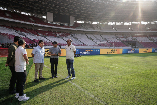 Ketum PSSI Erick Thohir meninjau kondisi Stadion Utama Gelora Bung Karno (GBK) di Senayan, Jakarta, Rabu (5/6/2024). Foto: Dhemas Reviyanto/ANTARA FOTO