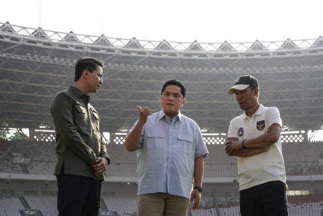 Ketum PSSI Erick Thohir meninjau kondisi Stadion Utama Gelora Bung Karno (GBK) di Senayan, Jakarta, Rabu (5/6/2024). Foto: Dhemas Reviyanto/ANTARA FOTO