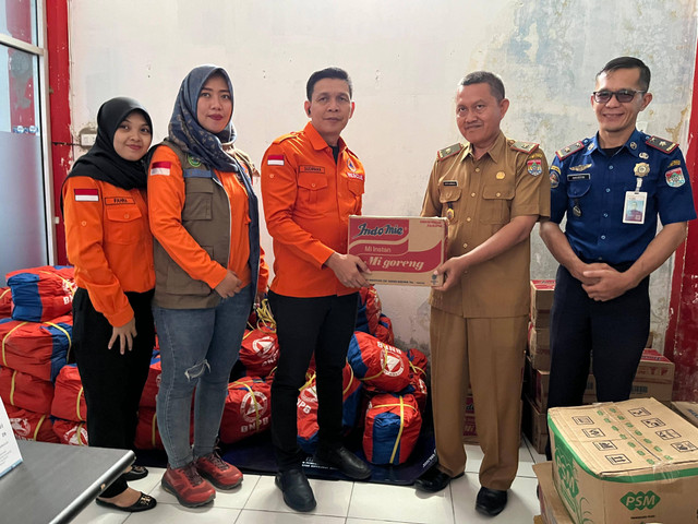 Kabid Penanganan Darurat BPBD Sumsel, Sudirman saat memberikan bantuan Pj Gubernur Sumsel ke warga Lubuklinggau yang terdampak banjir, Foto : Dok BPBD Sumsel