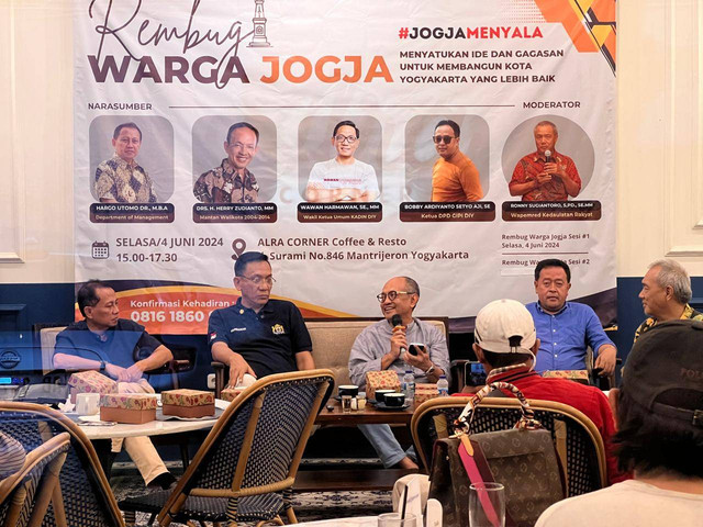 Herry Zudianto menjadi pembicara dalam Rembug Warga Jogja #1 di Alra Corner Coffee & Resto, Mantrijeron, Kota Yogya, Selasa (4/6). Foto: Cahyo Adi