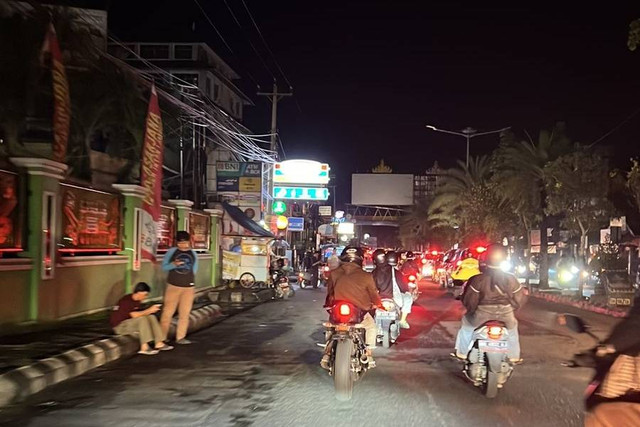 Suasana Listrik Padam di Jalan ZA Pagar Alam, Bandar Lampung. Foto: Bery Decky Saputra/Lampung Geh