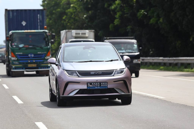 Media first drive mobil listrik BYD Dolphin di Jakarta. Foto: BYD