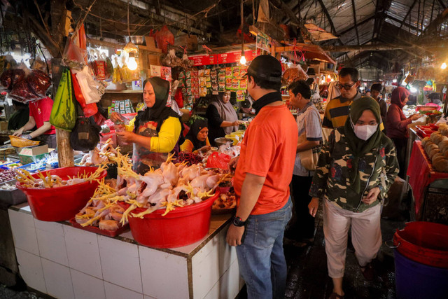 Suasana aktivitas perdagangan di pasar tradisional Pasar Minggu, Jakarta Selatan, Rabu (5/6/2024). Foto: Jamal Ramadhan/kumparan