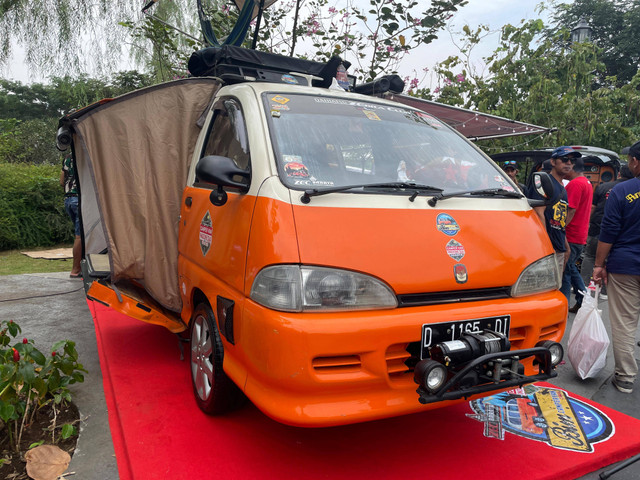 Daihatsu Zebra Espass 1996 dimodifikasi menjadi campervan milik Yoga Mulyantono asal Cimahi.  Foto: Sena Pratama/kumparan