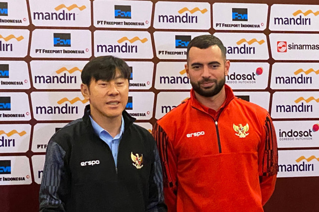 Shin Tae-yong dan Jordi Amat dalam konferensi pers jelang laga Timnas Indonesia kontra Irak di Jakarta pada Rabu (5/6/2024). Foto: Azrumi El Ghazali/kumparan