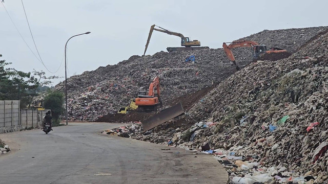 Tumpukan sampah di TPA Burangkeng. Foto: Indra Arif Firmansyah/Dokumen Pribadi