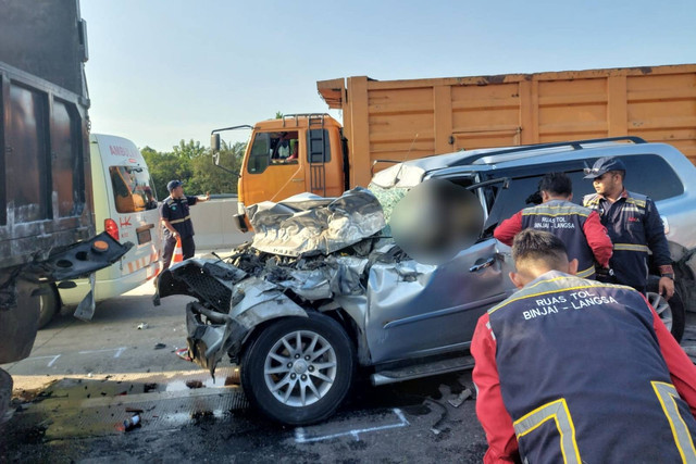 Pajero seruduk tronton di Tol Binjai-Langsa pada Selasa (4/6/2024). Foto: Polda Sumut