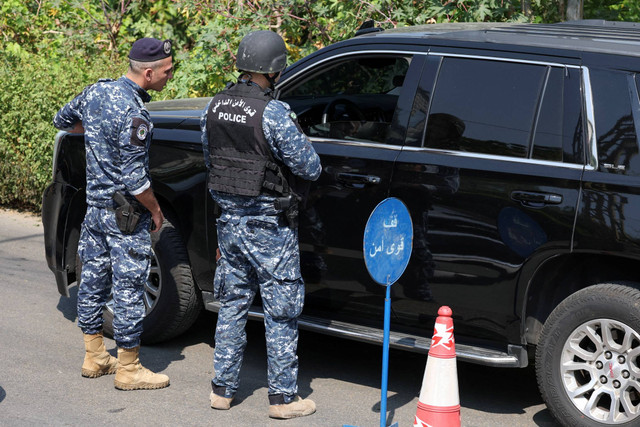 Polisi Lebanon memeriksa mobil di pos pemeriksaan dekat kedutaan AS di Awkar, Lebanon, Rabu (5/6/2024). Foto: Mohamed Azakir/Reuters