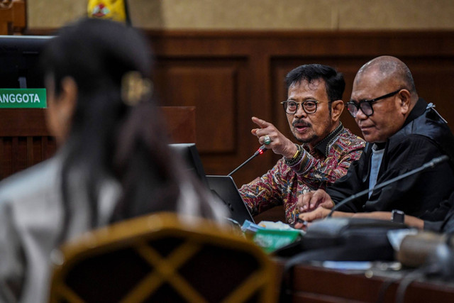 Terdakwa kasus pemerasan dan gratifikasi di Kementan, Syahrul Yasin Limpo, mendengarkan keterangan dari Bendum Partai NasDem Ahmad Sahroni dan Indira Chunda Thita Syahrul saat sidang lanjutan di Pengadilan Tipikor, Jakarta, Rabu (5/6/2024). Foto: Galih Pradipta/ANTARA FOTO