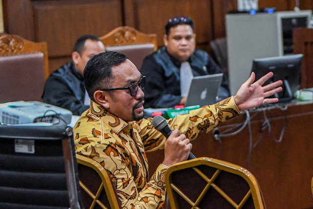 Bendahara Umum Partai NasDem Ahmad Sahroni memberikan keterangan saat menjadi saksi pada persidangan kasus pemerasan dan gratifikasi di Kementerian Pertanian dengan terdakwa Syahrul Yasin Limpo di Pengadilan Tipikor, Jakarta, Rabu (5/6/2024). Foto: Galih Pradipta/ANTARA FOTO