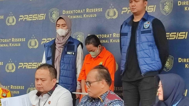 Pelaku pelecehan seksual pada anak kandung, Raihany, berbaju tahanan saat dihadirkan di Polda Metro Jaya, Jakarta, pada Rabu (5/6/2024). Foto: Rachmadi Rasyad/kumparan