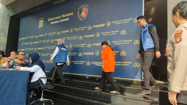 Pelaku pelecehan seksual pada anak kandung, Raihany, berbaju tahanan saat dihadirkan di Polda Metro Jaya, Jakarta, pada Rabu (5/6/2024). Foto: Rachmadi Rasyad/kumparan