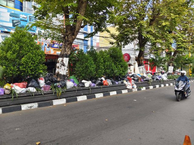 Tumpukan sampah tampak di Jalan Affandi, Kemantren Gondokusuman, Kota Yogyakarta, Rabu (5/6/2024). Foto: Arfiansyah Panji Purnandaru/kumparan