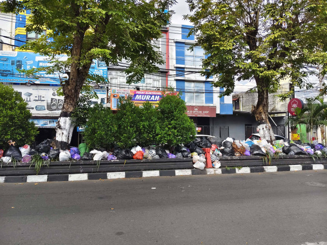 Tumpukan sampah tampak di Jalan Affandi, Kemantren Gondokusuman, Kota Yogyakarta, Rabu (5/6/2024). Foto: Arfiansyah Panji Purnandaru/kumparan