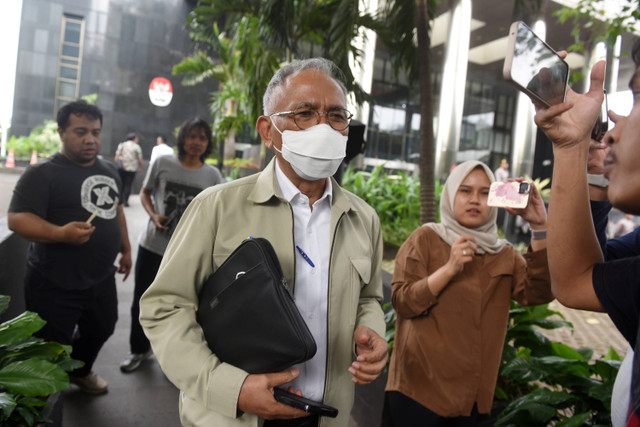 Direktur Utama PT. Hutama Karya (Persero) Budi Harto bergegas meninggalkan Gedung Merah Putih KPK usai menjalani pemeriksaan di Jakarta, Rabu (5/6/2024). Foto: Indrianto Eko Suwarso/ANTARA FOTO