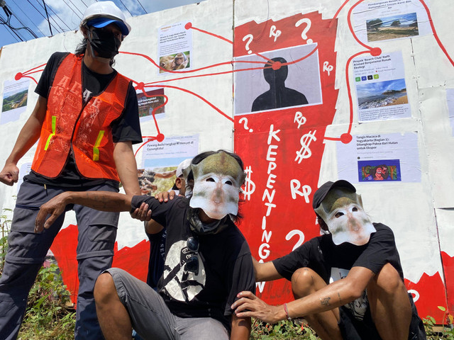 Sejumlah aktivis lingkungan melakukan aksi teatrikal di depan kantor DLHK DIY, Rabu (5/6). Foto: Resti/Pandangan Jogja