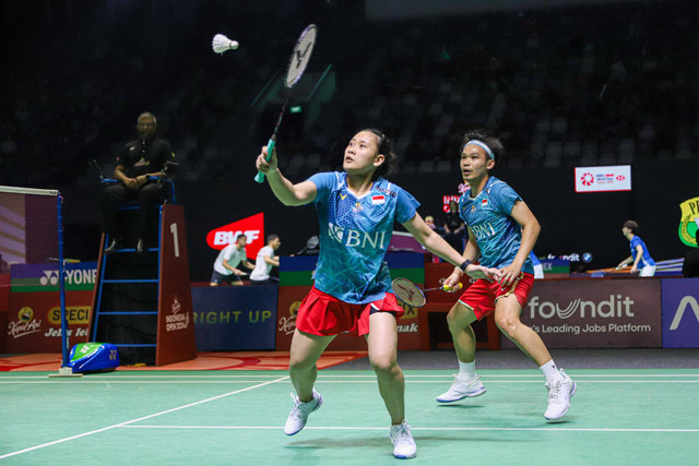 Ganda campuran Indonesia Rinov Rivaldy/Pitha Haningtyas melawan ganda campuran Taiwan Yang Po-Hsuan/Hu Ling Fang pada Indonesia Open 2024, di Istora Senayan, Jakarta, Rabu (5/6/2024). Foto: Iqbal Firdaus/kumparan