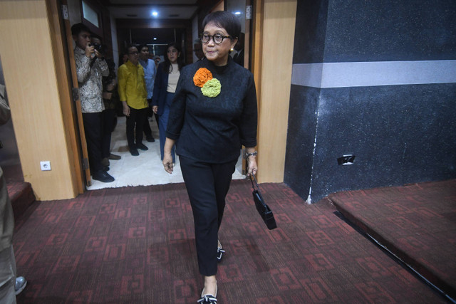 Menteri Luar Negeri (Menlu) Retno Marsudi memasuki ruangan untuk mengikuti rapat kerja bersama Komisi I DPR di kompleks Parlemen, Senayan, Jakarta, Rabu (5/6/2024). Foto: Aditya Pradana Putra/ANTARA FOTO