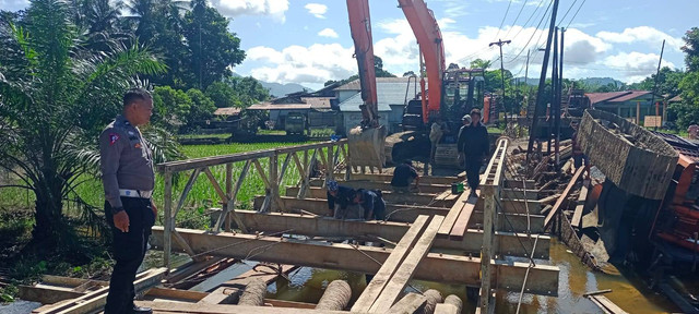 Proses pengerjaan jembatan akses jalan Kabupaten Bengkayang-Landak. Foto: Dok. Istimewa