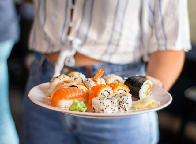 Ilustrasi Cara Makan di Genki Sushi. Foto: dok. Unsplash/Louis Hansel