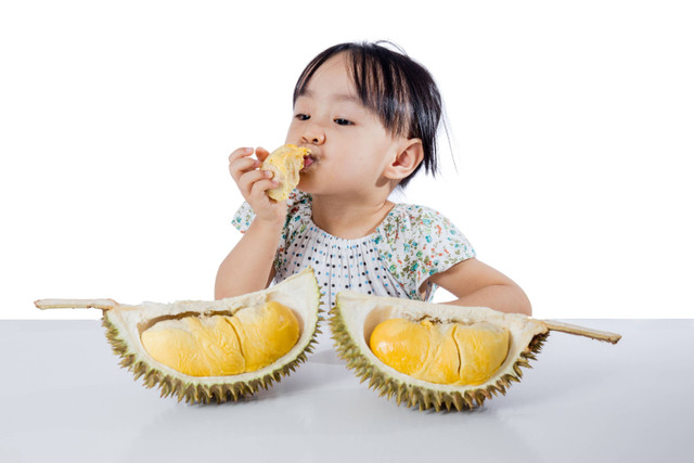 Ilustrasi Anak Makan Durian. Foto: Shutterstock