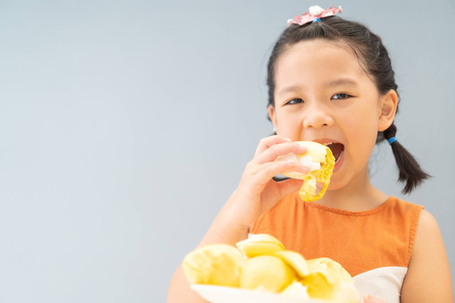 Ilustrasi Anak Makan Durian. Foto: Shutterstock