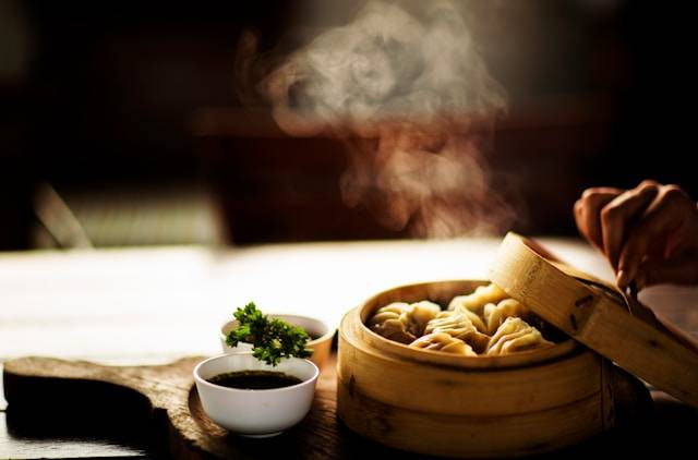 Ilustrasi Cara Makan Dimsum di Restoran. Foto: dok. Unsplash/Pooja Chaudhary