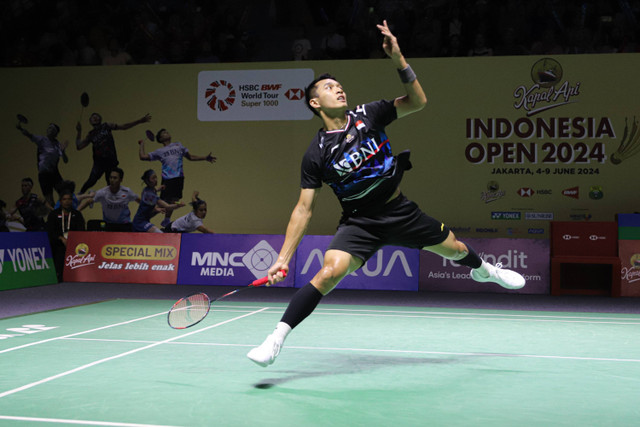 Jonatan Christie melakukan smash kepada lawannya Leong Jun Hao asal Malaysia dalam partai 32 besar Indonesia Open 2024 di Istora Senayan, Jakarta, pada Rabu (5/6/2024). Foto: Iqbal Firdaus/kumparan