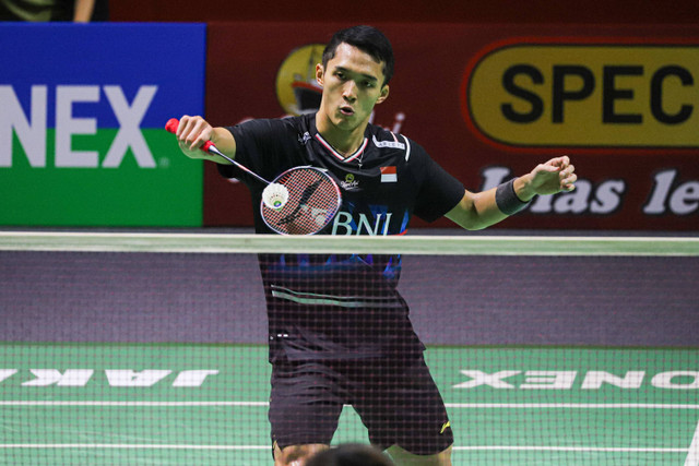 Jonatan Christie kembalikan kok kepada lawannya Leong Jun Hao asal Malaysia dalam partai 32 besar Indonesia Open 2024 di Istora Senayan, Jakarta, pada Rabu (5/6/2024). Foto: Iqbal Firdaus/kumparan