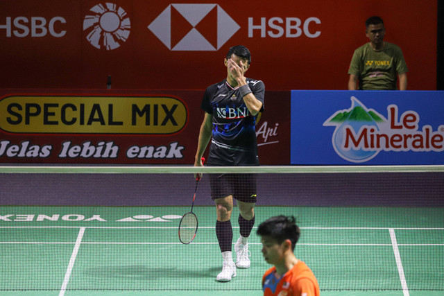 Ekspresi Jonatan Christie saat melawan Leong Jun Hao asal Malaysia dalam partai 32 besar Indonesia Open 2024 di Istora Senayan, Jakarta, pada Rabu (5/6/2024). Foto: Iqbal Firdaus/kumparan