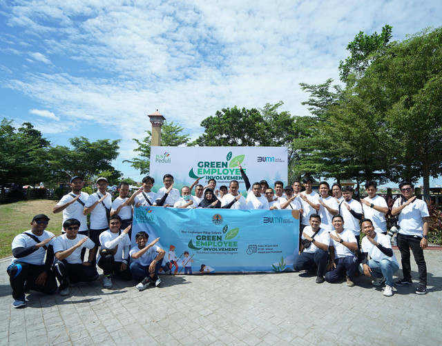 Foto bersama dalam gelaran aksi bersih-bersih di sekitar area Masjid Jami’ Pontianak. Foto: Rere Hutapea/Hi!Pontianak