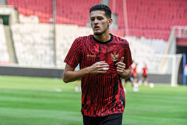 Pesepak bola Timnas Indonesia Justin Hubner melakukan latihan jelang pertandingan Kualifikasi Piala Dunia 2026 di Stadion Utama Gelora Bung Karno, Senayan, Jakarta, Rabu (5/6/2024). Foto: Muhammad Adimaja/ANTARA FOTO