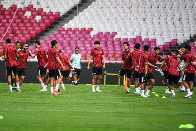 Pemain Timnas Indonesia melakukan latihan jelang pertandingan Kualifikasi Piala Dunia 2026 di Stadion Utama Gelora Bung Karno, Senayan, Jakarta, Rabu (5/6/2024). Foto: Muhammad Adimaja/ANTARA FOTO