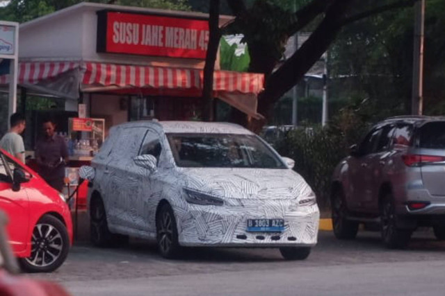 Kamuflase kendaraan disinyalir sebagai mobil listrik MPV BYD M6 tertangkap sedang wira-wiri di Indonesia.  Foto: Aditya Pratama Niagara/kumparan