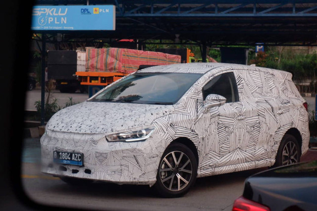 Kamuflase kendaraan disinyalir sebagai mobil listrik MPV BYD M6 tertangkap sedang wira-wiri di Indonesia.  Foto: Aditya Pratama Niagara/kumparan