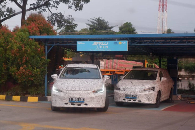 Kamuflase kendaraan disinyalir sebagai mobil listrik MPV BYD M6 tertangkap sedang wira-wiri di Indonesia. Foto: Aditya Pratama Niagara/kumparan