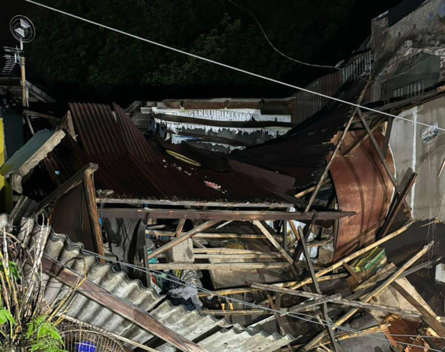 Pipa PDAM Tirtawening jebol sebabkan dua rumah rusak berat hingga dua unit sepeda motor nyaris hanyut di Kecamatan Batununggal, Kota Bandung, Rabu (5/6/2024). Foto: Dok. kumparan