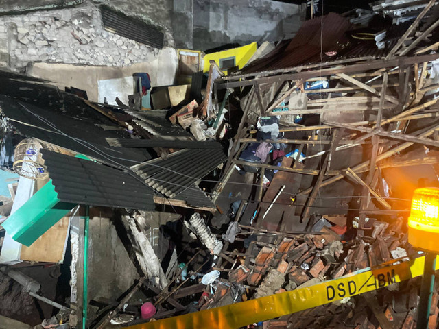 Rumah warga yang hancur akibat jebolnya pipa PDAM di Jalan Cibangkong, Batununggal, Kota Bandung (5/6/2024). Foto: Robby Bouceu/kumparan