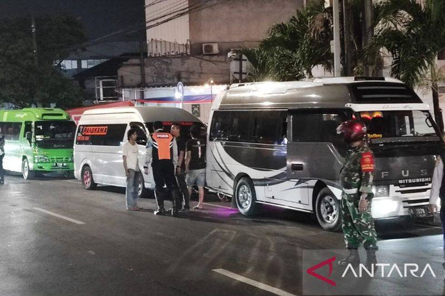 Petugas gabungan tengah melakukan penertiban travel gelap di Jalan Raya Jatiwaringin, Kelurahan Cipinang Melayu, Kecamatan Makasar, Jakarta Timur, Rabu malam (5/6/2024).
 Foto: Syaiful Hakim/ANTARA