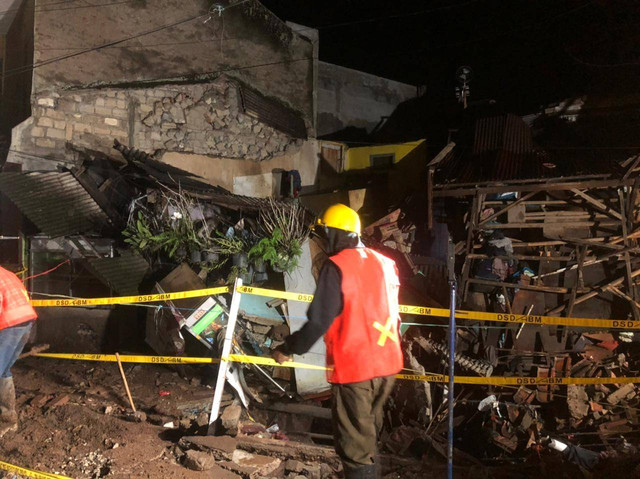 Kondisi Rumah Enok terdampak jebolnya pipa PDAM.
 Foto: Robby Bouceu/kumparan