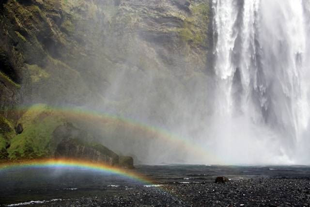 Air Terjun Kali Pancur. Foto hanyalah ilustrasi, bukan tempat yang sebenarnya. Sumber: Unsplash/Kelly McCrimmon