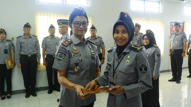 Apel Pagi Pegawai Sekaligus Penyematan Kenaikan Pangkat Pegawai Bapas Klaten