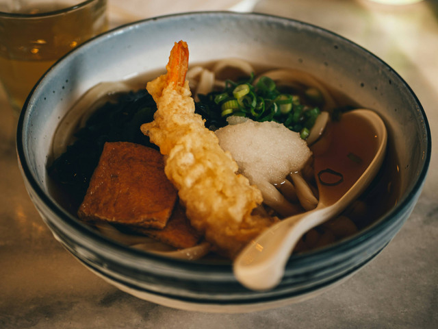 Udon Enak di Bandung. Foto hanya ilustrasi, bukan tempat sebenarnya. Sumber: Unsplash/Matthias Oberholzer