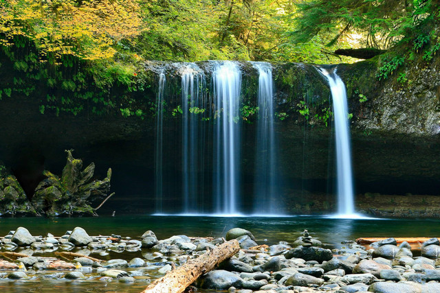 Air Terjun Lembah Anai. Foto hanya ilustrasi, bukan gambar sebenarnya. Sumber: Unsplash/ Jeffrey Workman.