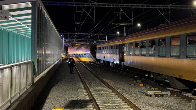 Gerbong kereta yang tergelincir akibat tabrakan antara kereta penumpang dan kereta barang di Pardubice, Republik Ceko, Rabu (5/6/2024). Foto: Jiri Sejkora/via REUTERS