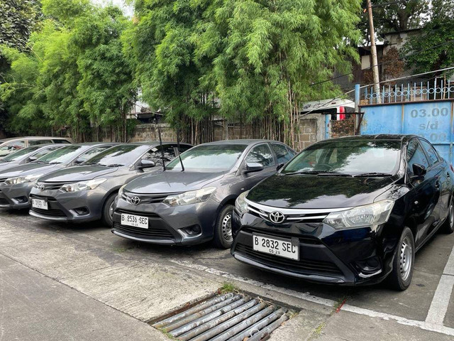 Mobil bekas taksi atau eks taksi yang tersedia di pool Blue Bird Cililitan, Jakarta Timur.  Foto: Sena Pratama/kumparan